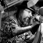 Tatoueur en action