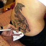 Angelina Jolie tattoo tigre bas du dos