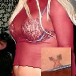 Tatouage hanche croix Britney Spears