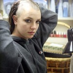 Britney Spears se rase la tete et se fait tatouer