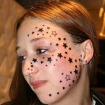kimberley-vlaminck-etoiles-visage Kimberly Vlaeminck constellée d'etoiles sur le visage