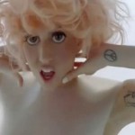 Tatouage peace and love de Lady Gaga