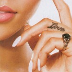 Tatouage Love sur le doigt de Rihanna