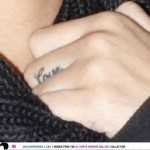 Tatouage Love sur le doigt de Rihanna