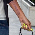 Tatouage guitare de Rihanna