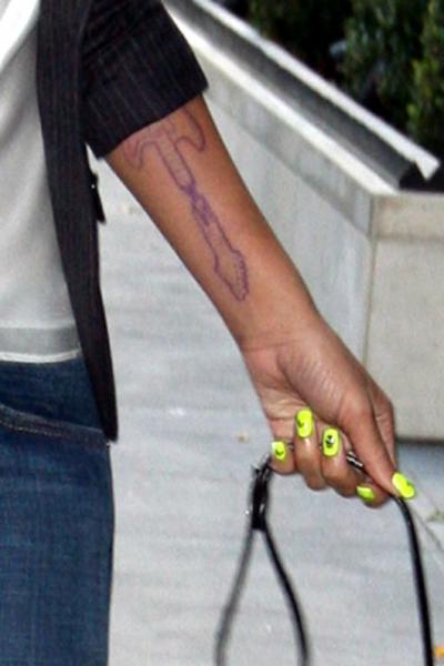 Tatouage guitare de Rihanna