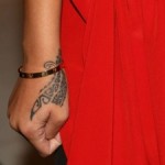Tatouage tribal maori sur la main de Rihanna