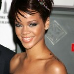 Tatouage épaule chiffres romains de Rihanna