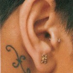 Tatouage poisson derrière l'oreille de Rihanna