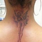 Tattoo ange sur la nuque