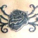 Modèle tatouage rose bas du dos