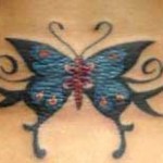 Modèle tatouage papillon bas du dos