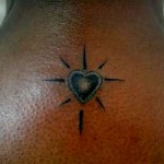 Tattoo coeur sur la nuque