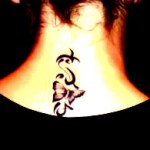 Tattoo fleur sur la nuque tribal