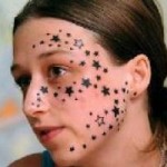 tatouage-force-etoiles-visage Kimberley, prétenduement tatouée de force