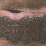 Tatouage love vs hate sur le ventre