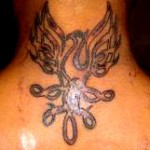 Tattoo nuque aigle tribal pour homme