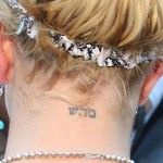 Tatouage nuque Britney Spears en hébreux