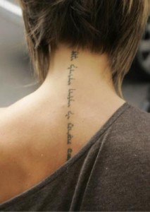 Tatouage nuque Victoria Beckham