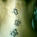 Tatouage papillon sur la nuque