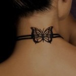 Tatouage papillon sur la nuque