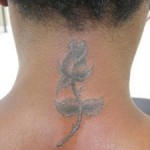 Tatouage de rose sur la nuque