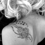Tatouage tokyo love et fleur hawaienne de Lady Gaga