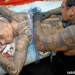 Tatoueur polynesien traditionnel
