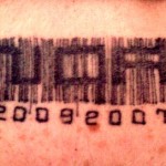 Tatouage nuque code barre