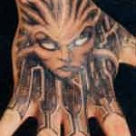 Tatouage main Paul Booth