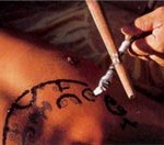 Tatouage polynésien traditionnel à la baguette