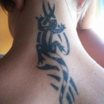 Tatouage de salamandre sur la nuque