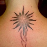 Tatouage de soleil sur la nuque