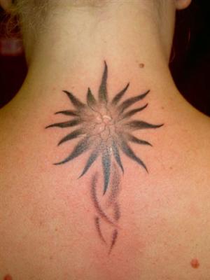 modele tatouage femme. Tatouage de soleil sur la nuque