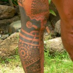 Tatouage tiki à Moorea