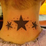 Tatouage étoiles old school sur la nuque