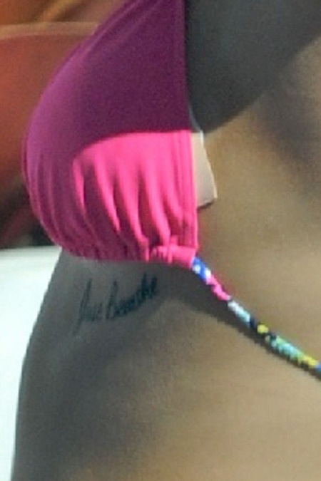 Miley Cyrus tatouage poitrine