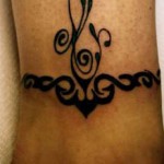Modèle de tatouage bracelet tribal sur la cheville
