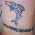 Modèle de tatouage dauphin polynésien sur la cheville