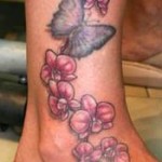 Modèle de tatouage fleurs et papillon sur la cheville