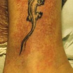 Modèle de tatouage lézard sur la cheville