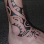 Modèle de tatouage maori sur la cheville