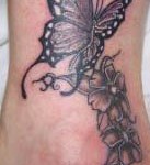 Modèle de tatouage papillon sur la cheville