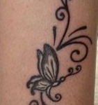Modèle de tatouage papillon tribal sur la cheville