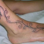 Modèle de tatouage papillon tribal sur la cheville