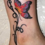 Modèle de tatouage papillon couleur sur la cheville
