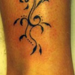Modèle de tatouage fleurs tribales sur la cheville
