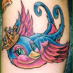 modele-tatouage-hirondelle-09 Tatouage hirondelle couronne