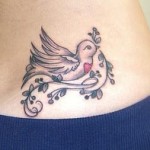 modele-tatouage-hirondelle-23 Tatouage hirondelle avec fleurs