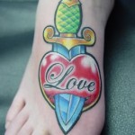 Modèle de tatouage de coeur old school sur le pied